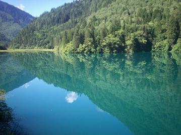 lake in jiuzhaigou