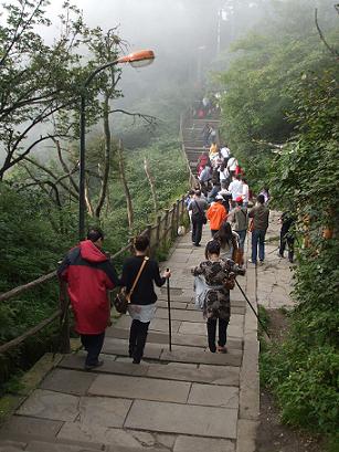 emei shan walking to the summit