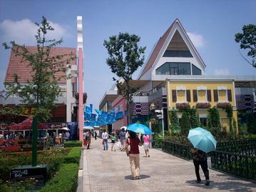 walking in Floraland Chengdu