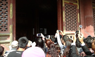 people take pictures in the palace