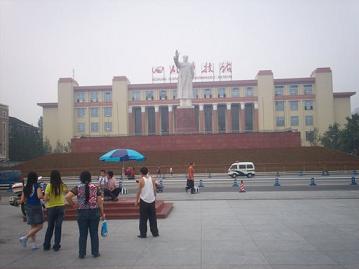  large statue of the former leader Mao Zedong